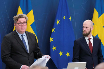 Justitieminister Gunnar Strömmer och Carl-Oskar Bohlin, minister för civilt försvar fotograferade i halvfigur vid var sin talarpulpet.