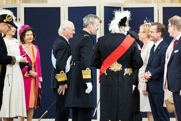 Danmarks kungapar, Sveriges kungapar, statsministern samt ett antal representanter från Sveriges  regering fotograferade i helbild när de tas emot i Rosenbad.