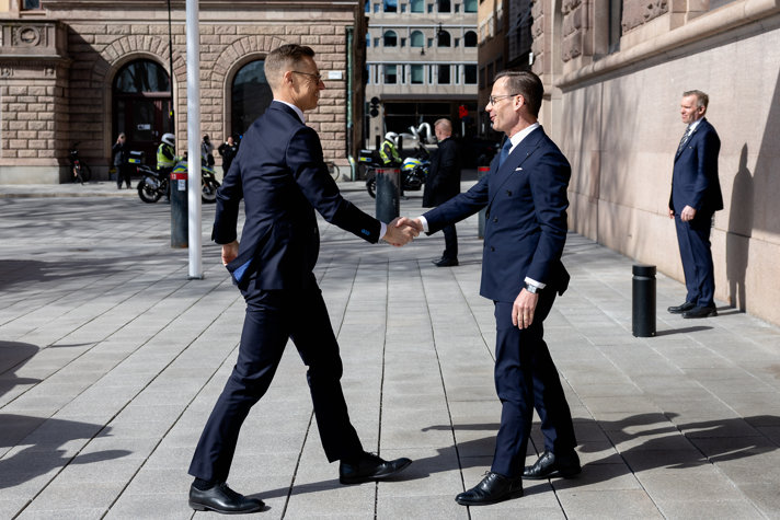 Statsminister Ulf Kristersson skakar hand med Finlands president Alexander Stubb till Rosenbad.