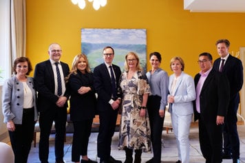 Utbildningsminister Mats Persson och skolminister Lotta Edholm står uppställda på rad tillsammans med sina nordiska ministerkollegor i samband med mötet.