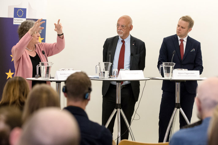Annika Ström Melin pratar och Hans Dahlgren och Björn Fägersten lyssnar.
