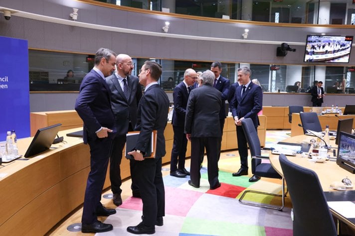 Statsminister Ulf Kristersson i samtal med Europeiska rådets ordförande Charles Michel och Greklands premiärminister Kyriakos Mitsotakis i ett mötesrum i Bryssel